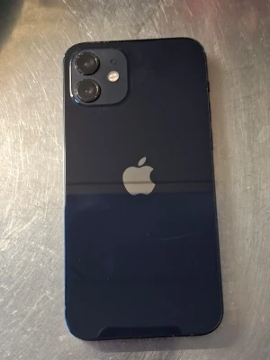 Svart iPhone  - Hej! SKICKA PRIS FÖRSLAG❤️Jag säljer min iPhone 12 eftersom jag har köpt en ny telefon. Telefonen är i mycket fint skick, nästan som ny, och har alltid använts med skal. Batterihälsan är 85 % och batteriet räcker utan problem en hel dag vid normal användning. Priset är inte hugget i sten, så kom gärna med ett bud. Hör av dig om du har några frågor eller vill veta mer!
