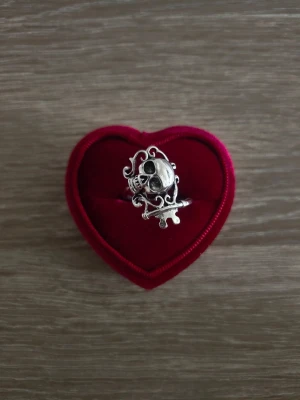 Silverfärgad ring med dödskallemotiv - ring i storlek 19mm, silverfärgad. 