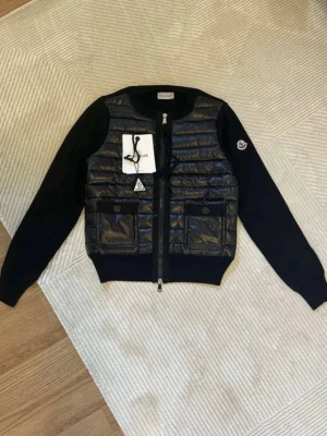 Moncler Cardigan Dam - Säljer min Moncler cardigan som jag köpt på vinted❤️Den är i bästa skick och inte använts eftersom jag inte gillade passformen🥰 Ställ gärna frågor! Priset kan diskuteras!🥰❤️