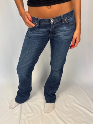 Lågmidjade Jeans - Lågmidjade Jeans | Size: 30/32 | Bra skick, minimal fläck (bild 5), märks ej vid använding  | Modellen på bilderna är 168cm lång och väger 60kg | Mått: Ytterbenslängd: 105cm. Midjebredd: 41cm. Lårbredd: 29cm. Fotöppning: 22cm. Kontakta mig vid fler frågor eller funderingar!