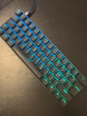 SteelSeries Apex Pro Mini keyboard - SteelSeries Apex Pro Mini Gen 3 är ett kompakt 60 % gaming-tangentbord med programmerbar RGB-belysning och magnetiska OmniPoint-switchar som låter dig justera aktiveringspunkten. Det är robust byggt med USB-C-kabel och passar både gaming och snabb skrivning samtidigt som det sparar plats på skrivbordet.