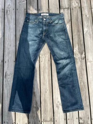 Levi's 506 Standard blå jeans - Levis standard 506 jeans. Lite bootcut i formen också. Storlek W33 och L32. Hör gärna av er vid intresse eller frågor!
