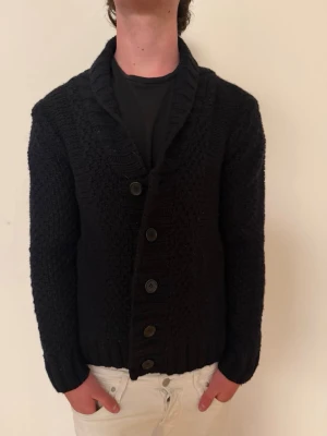  HM Cardigan  - Säljer en cardigan från HM i storlek S. Modellen är ca 180cm. Hör av er vid funderingar 