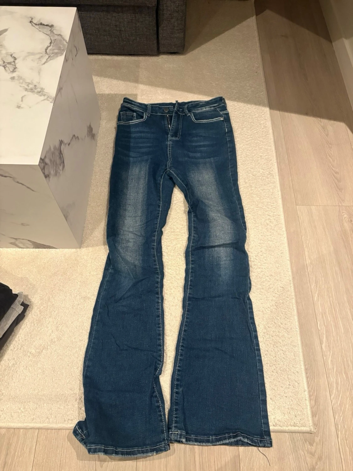 Blå bootcut jeans med broderade fickor