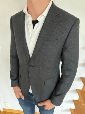 Bläck Kavaj - Bläck Kavaj Tailored fit| Pri: 499kr| Storlek: M| Skick: Mycket bra, 9/10| Hör av dig vid minsta lilla fundering eller fråga|