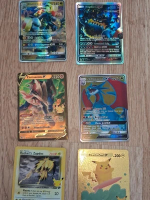 Mindre pokemonkortsamling (6st) - Tjena! Här är andra delen av pokemonkortsförsäljningen och nj erbjuder jagäljer bl.a. Pokémonkort med holografisk finish, inklusive Pikachu Surf V, Rocket's Zapdos, Zamazenta V, Kommo-o GX, Gyarados GX och Salamence GX. Flera kort har guld- eller regnbågsglans och färgstarka illustrationer. Som sagt var det AI som skrev Vilka kort det var, jag vet inte mycket och blir bara glad om ni fyndar. Fråga om bilder och annat gärna. Som förut, alla kort för typ 500, enskilda kort för 100. Hade gött!