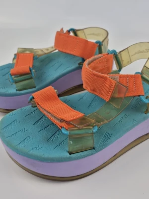 Melissa platåsandaler stl 39 🌈o - Färgglada Melissa platåsandaler i storlek 39. Bekväma och unika med justerbara remmar. Använda men i bra skick. Perfekta för sommaren. 🌈  
