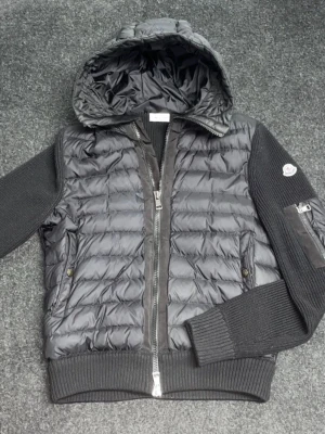 Moncler Cardigan - Skön svart Moncler Cardigan!