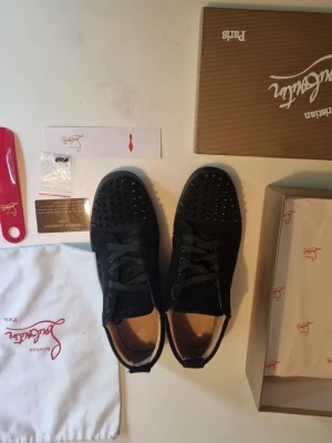 Svarta Louboutin storlek 44 - Säljer ett par svarta sneakers från Christian Louboutin. Riktigt fint skick 🫡
