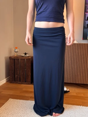 Maxikjol Gina Tricot - Jättefin inför sommaren i ordentligare material. Passar någon som är 165+. Hon på bilden är 155
