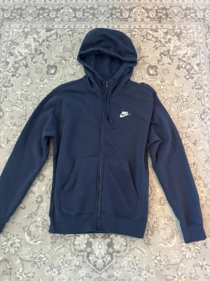 Nike kofta XS passar S - Mängdrabatt finns! Ju fler plagg du köper, desto bättre pris kan jag ge