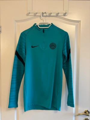 Nike Inter Tröja - Mängdrabatt finns! Ju fler plagg du köper, desto bättre pris kan jag ge
