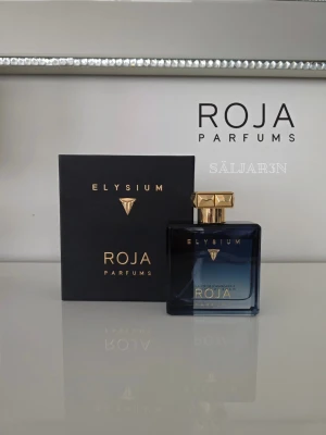Roja Parfums Elysium parfym - Roja Parfums Elysium Pour Homme – 100 ml Exklusiv parfym med friska citrusnoter, aromatiska örter och eleganta träinslag. Toppnoter av grapefrukt, citron och bergamott, kryddigt hjärta med vetiver, cederträ och ros, och varm bas av ambergris, läder och vanilj. En lyxig, sofistikerad doft för vår, sommar eller året runt. Flaskan är 100 ml med originalförpackning, helt ny. 📦 Snabb leverans – skickas samma dag (om ej hindr.) 📩 Kontakta vid frågor.