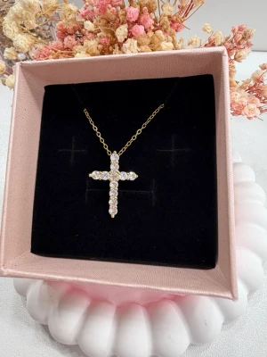 Kors halsband  - Halsbandet är tillverkat av rostfritt stål och pläterat med 18k guld