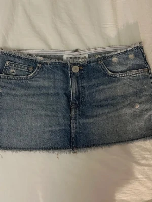 pull and bear jeanskjol - världens finaste jeans kjol men den är tyvärr för stor för mig💗