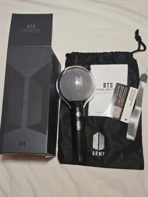 BTS Army Bomb Light Stick Map of the Soul - Map of the Soul lightstick! Kopplas till appen. Allt i bilden är inkluderat. Inga photocards! Skriv gärna vid frågor!💓