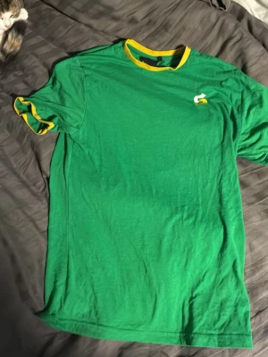 SubWay T - Shirt  - 🚨 ÄKTA SUBWAY ARBETARTRÖJA 🚨  Detta är en ÄKTA Subway arbetströja som endast delas ut till personal och INTE går att köpa i butik. Väldigt ovanlig att hitta ute till försäljning. Perfekt för samlare, vintage/workwear-entusiaster eller dig som gillar unika plagg med historia bakom sig. Bra skick och svår att få tag på. Alla kan köpa vanliga kläder, men inte alla kan få tag på ett äkta personalplagg. Först till kvarn, när den är borta är den borta.