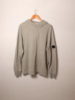 C.P . Company hoodie - C.P . Company hoodie, Storlek XL, Skick 7/10, regular fit.  Hojta till vid frågor eller funderingar så besvarar vi dig snabbt och professionellt.  /Team Trovata 💛 