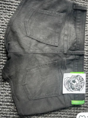 Svarta jeansshorts från Cheap Monday - Snygga svarta jeansshorts från Cheap Monday med klassisk femficksdesign och bälteshällor. Shortsen har en knappstängning fram och raka ben. Perfekta för en avslappnad och cool stil.