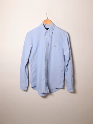 Ralph lauren skjorta - Ralph lauren skjorta, Storlek M, Skick 9/10, ett extremt fint och behagligt material, detsamma med färgen.   Hojta till vid frågor eller funderingar så bemöter vi dig snabbt och professionellt.  /Team Trovata 💛 
