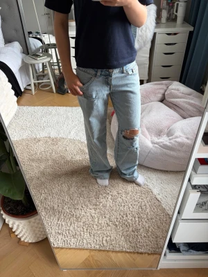 Low waist baggy jeans  - Säljer ett par baggy jeans med hål från Gina tricot. Säljer de för att jag tycker att de är lite för stora. Köpt från Gina tricot, skriv vid frågor! De är använda ca 2 gånger. Köpta för ca 499kr 