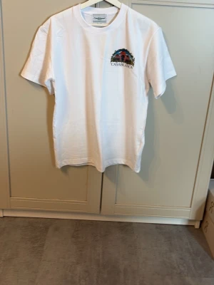 Casa blanca t shirt - Riktigt snygg tröja från Casablanca i storlek S. Med riktigt feta tryck. Bara att skriva vid frågor eller funderingar.