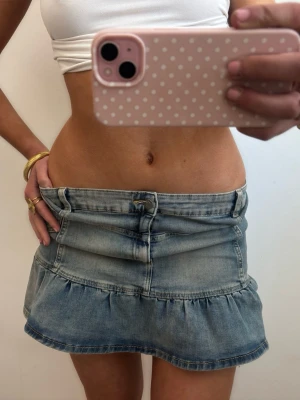 Lågmidjad jeanskjol med volang - Såå fin lågmidjad jeanskjol med volang! Midjemått rakt över:39 längd 32.  Jag är 168 och det är mina bilder, köp via köp nu direkt eller Swish, kvar tills markerad som såld 💖 