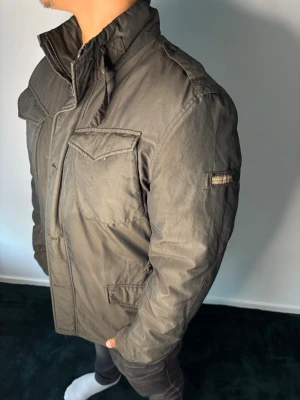 Woolrich jacka  - Stilren Woolrich jacka till ett bra pris!🤩 Modellen är 182 cm lång och väger 90 Kg!⭐️