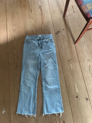 Ljusblå raka jeans med rå kant - Ljusblå jeans från 157 i rak modell med hög midja och rå, fransig kant nedtill. Klassisk femficksdesign och dragkedjegylf. Perfekta för en avslappnad och trendig look. Highwaisted