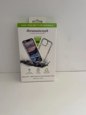 dbramante1928 Iceland Pro skal iPhone 12/12pro - Snyggt och genomskinligt mobilskal från dbramante1928, modell Iceland Pro. Passar iPhone 12 och 12 Pro. Tillverkat av återvunna material och ger skydd mot fall upp till 3 meter. Slimmad design som visar upp telefonens originalfärg. Helt ny.
