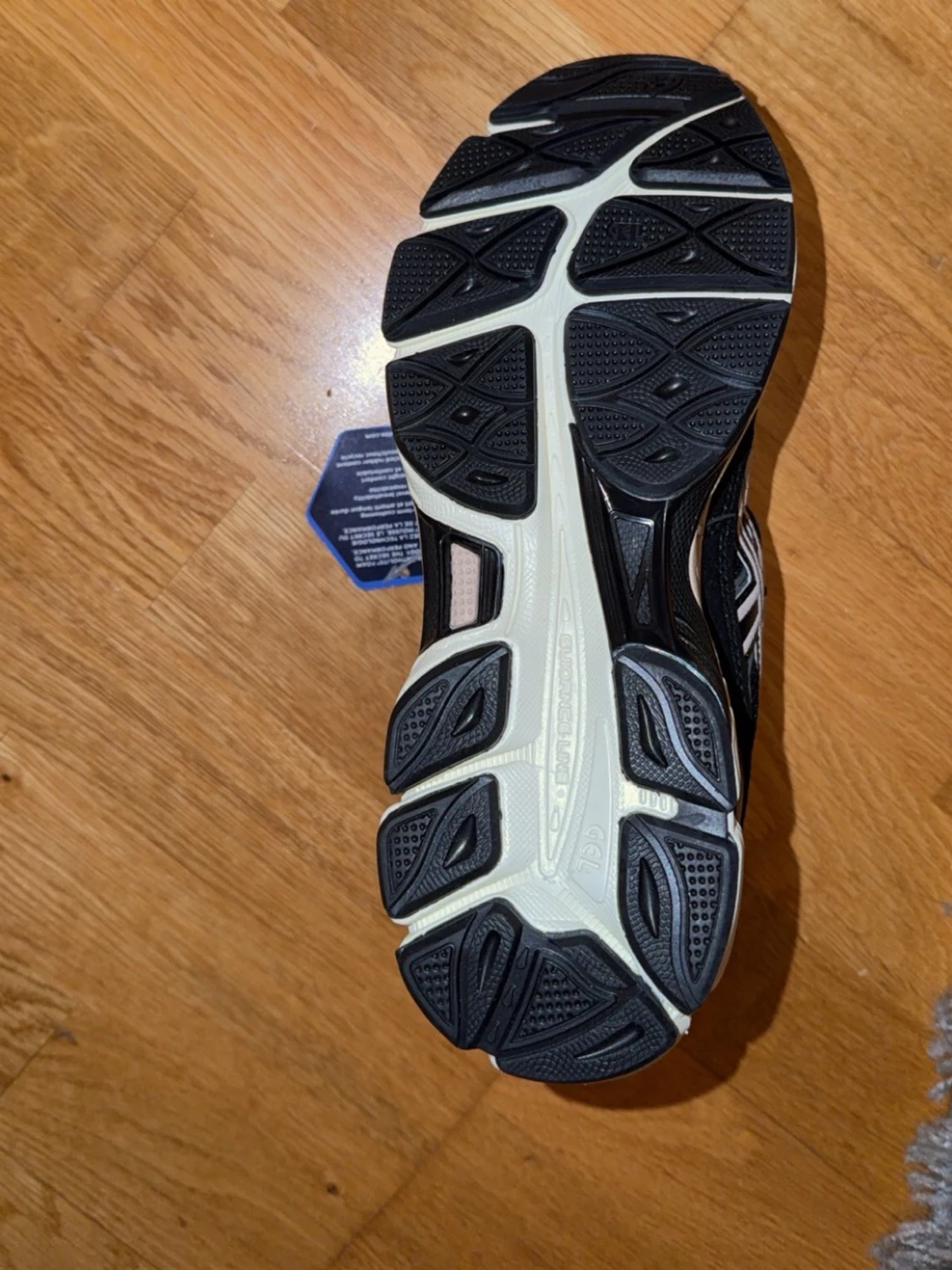 Svarta ASICS sneakers med mesh och detaljer - 1
