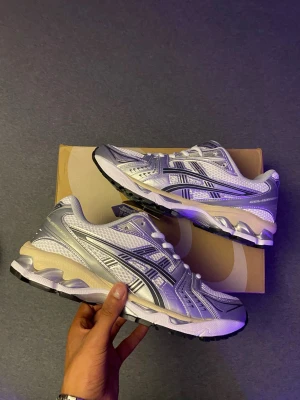 Asics GEL Kayano 14 - Helt nya Asics gel Kayano 14 storlek 43 med box. Helt ny oanvänd skriv ifall intresserad. Perfecta skor till sommaren 😮‍💨