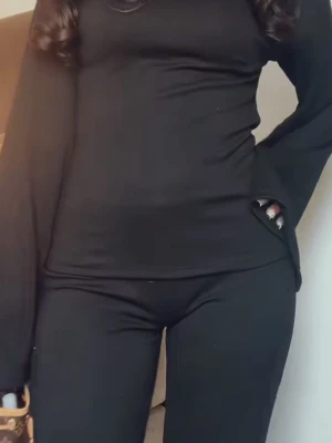 Svart långärmad topp med vida ärmar - Säljer en oanvänd svart långärmad topp med vida ärmar och figurnära passform. Toppen är enkel och stilren, perfekt att matcha med olika outfits. Materialet känns mjukt och stretchigt, vilket gör den bekväm att bära hela dagen. Säljer hela setter också och isåfall blir det 400