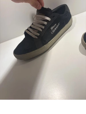Saint laurent skor - Använda i typ en månad, ba inte gjorts rent. Låda, sko snören, dustbag osv följer med skick 8.5/10. Storlek 42 passar mig som är 43. Så 42-43.