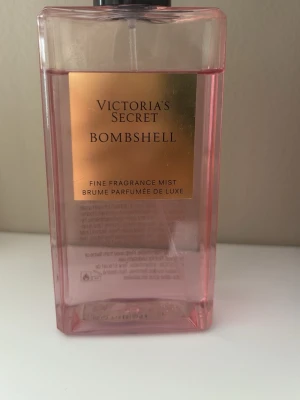 Victoria's Secret Bombshell mist - Bombshell Victoria secret body mist. Totalt 250ml - använt lite. 