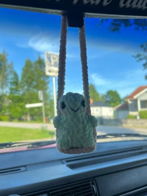 Virkad car hanger - Virkad ”car hanger” med en gungande sköldpadda, perfekt att hänga i bilen eller att ha som dekoration hemma☺️ Säljer även car hangers med andra djur på min sida!💗