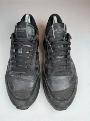 Valentino rockrunners - Säljer ett par helsvarta valentinos Rockrunners i storlek 41,5 de är i mycket bra skick och riktigt feta + trendiga hela året runt! Endast skorna medföljer vid köp!  Dessa är självklart äkta✅ nypris ~7300kr