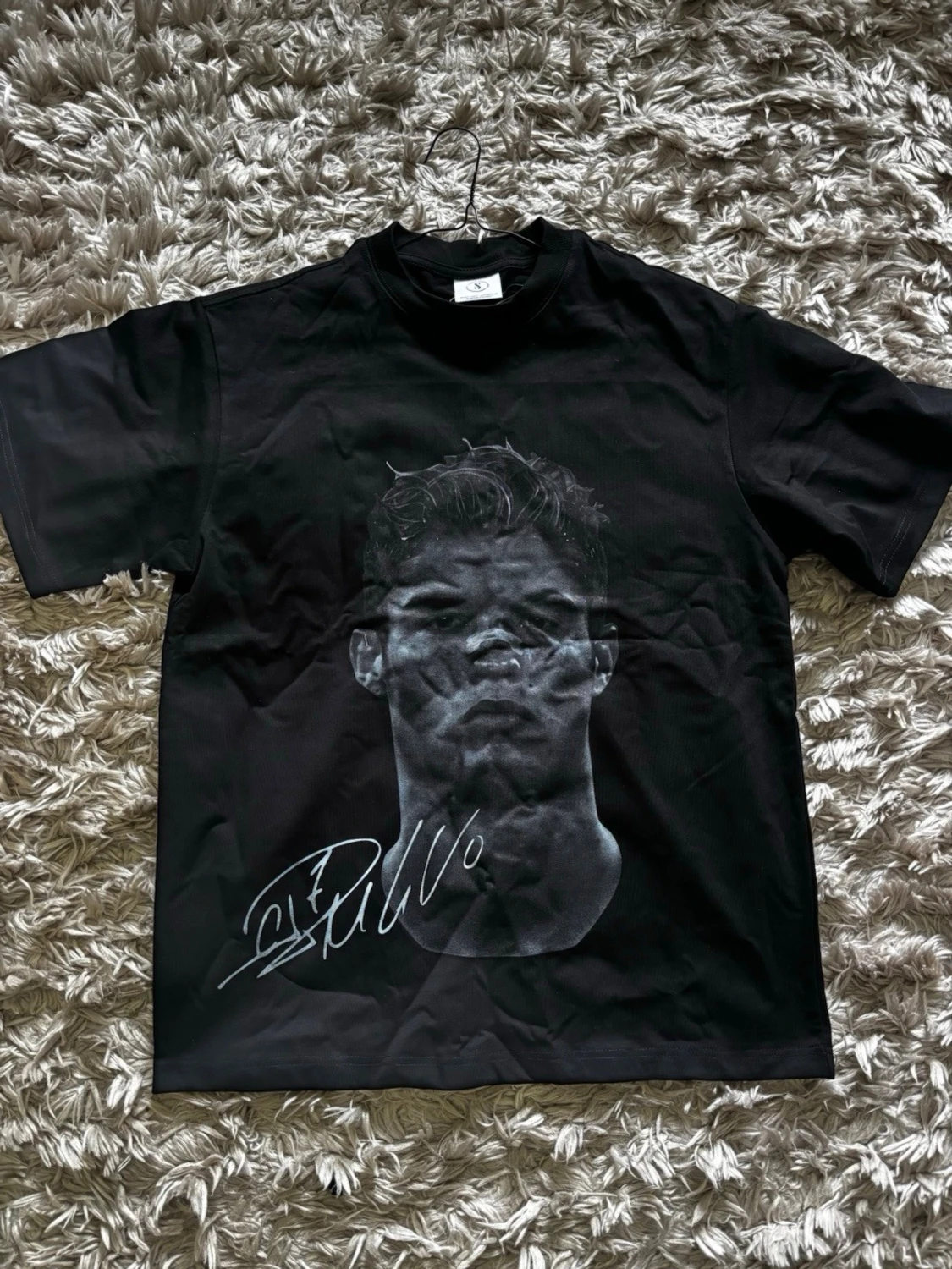Svart t-shirt med tryck från DLYNR