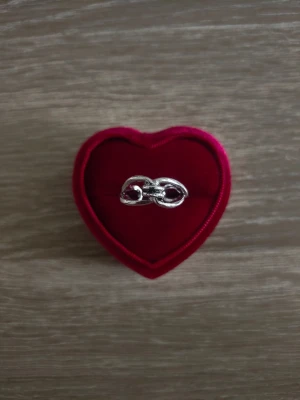 Snygg silverfärgad ring med knut - ring i storlek 18,1mm ((justerbar)), silverfärgad. 