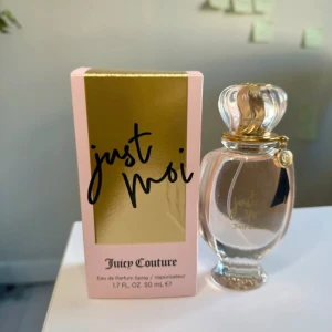 Juicy Couture Just Moi EdP 50 ml - Juicy Couture Just Moi Eau de Parfum 50 ml med originalförpackning. Nypris 1135 kr på Kicks. Testad 2 gånger så nästan helt oanvänd. Fantastisk, lyxig, feminin doft men inte riktigt jag så väljer att sälja vidare. Självklart äkta! 🌸