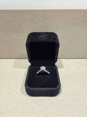 Moissanite Ring - Snygg och stilren moissanite-ring med otroligt fint glitter ✨  💎 VVS1 Moissanite💎 925 Sterling Silver💎 Justerbar storlek💎 GRA-certifikat ingår💎 Box medföljer  Ringen har en exklusiv look och passar perfekt till både vardag, fest och outfits där du vill ha det lilla extra. Moissanite är känd för sin fantastiska briljans och glittrar otroligt fint i ljus.  ✔ Helt ny✔ Oanvänd✔ Snabb frakt  Skicka gärna ett meddelande om du har frågor eller vill se fler bilder 😊