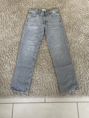 Grå jeans från Jack & Jones - Relaxed fit 28/32