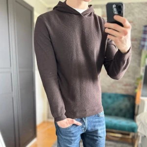 Oscar Jacobson kashmir hoodie - Bra skick, ett litet hål på ryggen och lite nopprig! Passar dig som är mellan 170-180cm ungefär. är 185 cm, 75kg. Sänkta priser på köp av fler varor! Skriv för mer information🤝