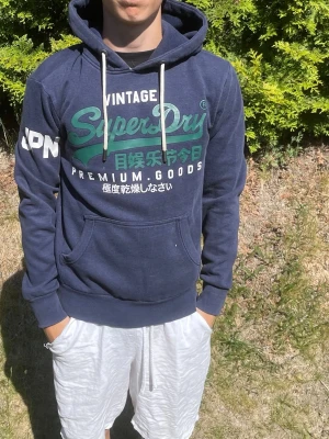 Blå Superdry hoodie - Superdry Hoodie  Säljer min Superdry hoodie i fint skick. Bekväm passform och perfekt för både vardag och fritid.  📦 Snabb frakt ✅ Bra skick 💯 Äkta Superdry  Storlek: S  #superdry #grisch #arkivet #arkivetstyle #streetwear #y2k #cleanfit #oldmoney #trend #fashion #outfit #style #hoodie #vintage #retro #fyp #explore #plick #vinted #sverige #kläder #streetstyle #casual #mode #fitcheck #aesthetic #wardrobe #fashionstyle #secondhand #preloved