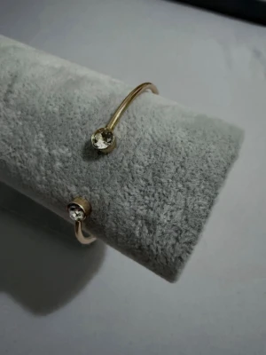 Guld Armband - Helt ny har aldrig använts. Armbandet är utav rostfritt stål. Går även att justera efter din längd på armen.