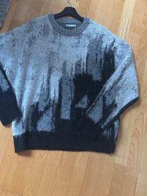 stickad tröja från ZARA - Säljer en skön stickad tröja från Zara i helt nytt skick bara hör av er om några frågor 