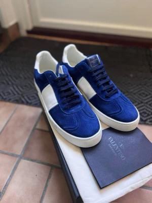Valentino Garavani | Navy Blue | Strl 43 | Nyskick - Valentino Flycrews i navy blue. Görs inte längre och är svåra att hitta.  Helt nya, oanvända. Kommer med originallåda, äktighetscertifikat, dustbag och valentino brev. Kvitto finns på begäran.  Säljer för att jag har för många skor.  Tar emot byten. Spårad frakt