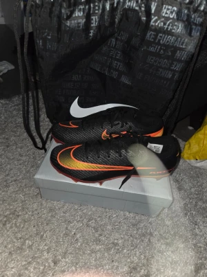 Nike Mercurial svarta fotbollsskor - Ett par Nike Mercurial svarta fotbollskor som är helt nya. Jag säljer dom för att dom va för stora och jag orkar inte skicka tillbaka.