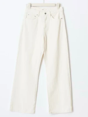 Gina Tricot jeans - Vita jeans från Gina Tricot med raka, vida ben (Modellen heter gina perfect jeans)