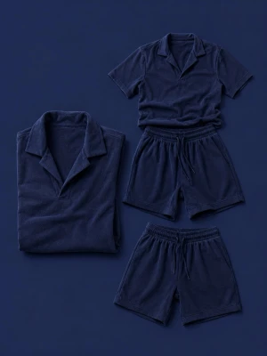 Mörkblå kortärmad sommar set  - Mysigt set i två delar med kortärmad skjorta och matchande shorts. Setet är mörkblått och har en klassisk krage samt knappar framtill på överdelen. Materialet är ut att vara mjukt och bekvämt, perfekt för chillkvällar i sommar